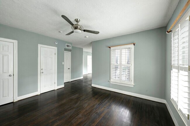 Building Photo - 1919 W McKinney St