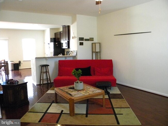 Building Photo - 652 E Chestnut St