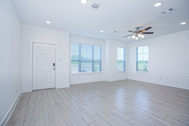 Building Photo - 2234 Memory Oaks Dr