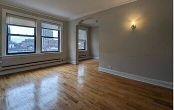 Building Photo - 425 W Roscoe St