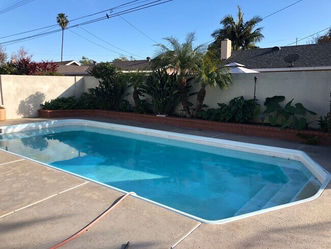 Building Photo - Amazing Single Family Home Located in desirable Huntington Beach!