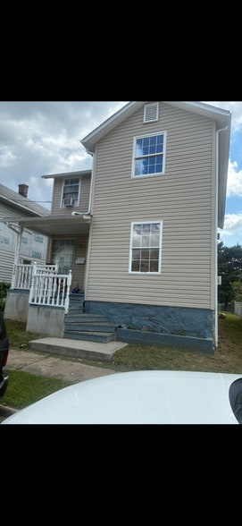 Building Photo - 220 Oak St
