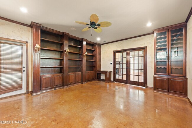 Building Photo - 300 Oak Hollow Dr