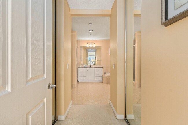 Building Photo - 17 Harbour Isle Dr W
