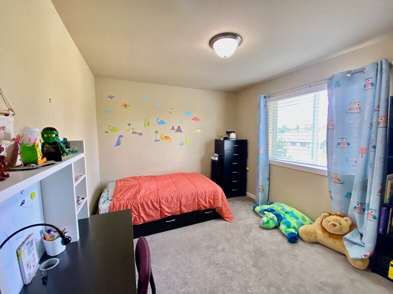 Building Photo - Welcome to the Claremont community in the Renton Highlands!