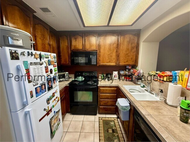 Building Photo - Charming 3 Bed/2 Bath San Lauren Home