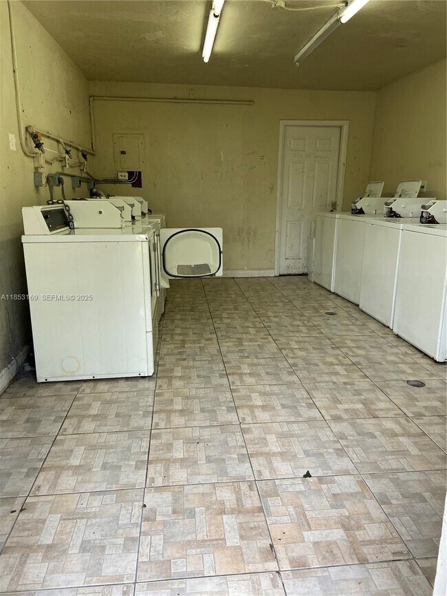 Building Photo - 1350 NE 119th St