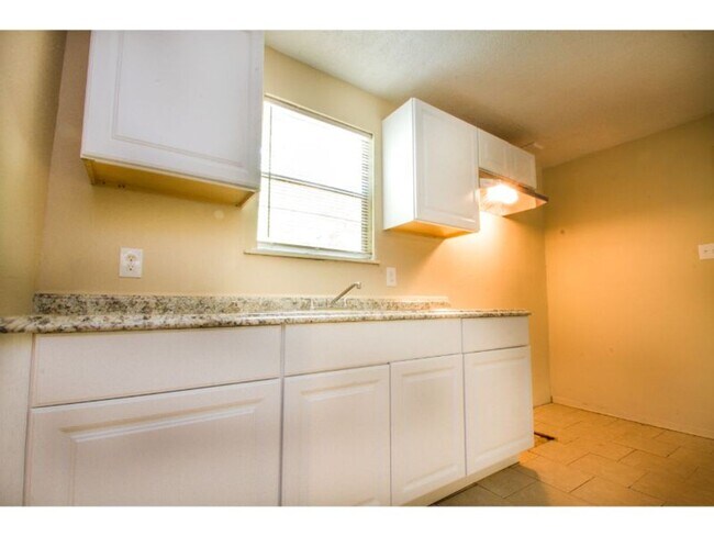 Building Photo - Discover Your New Home in the Heart of San Antonio's East Side