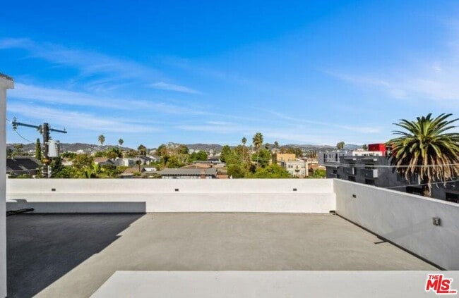 Building Photo - 307 N Wilton Pl