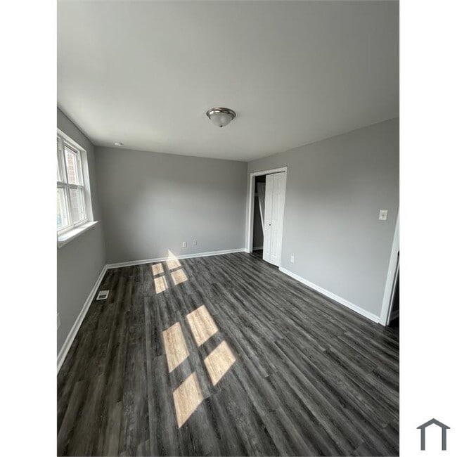 Building Photo - 261 E Haines St