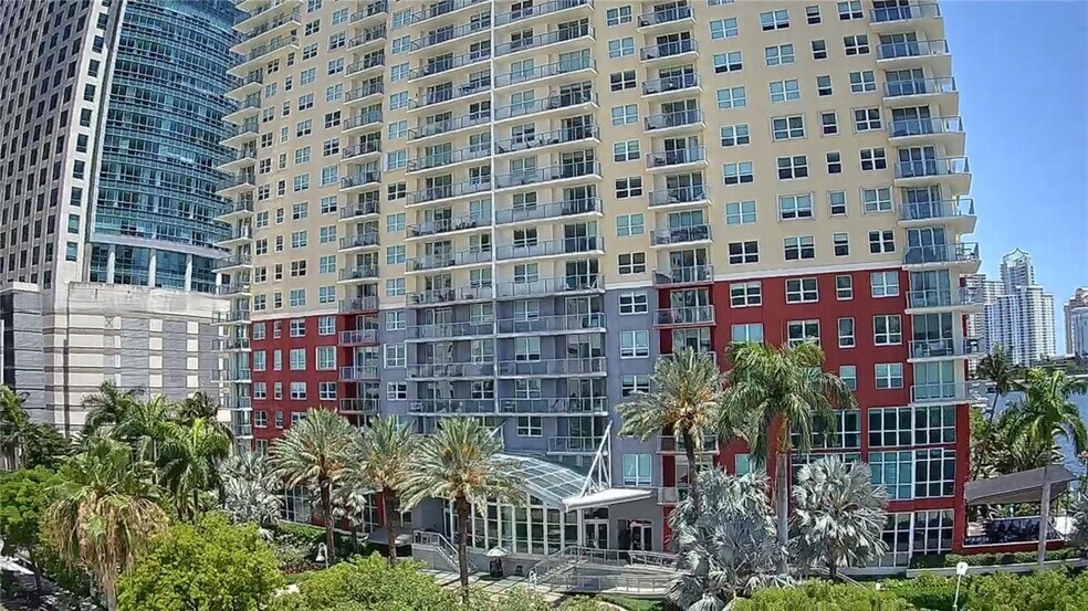 Building Photo - 1155 Brickell Bay Dr