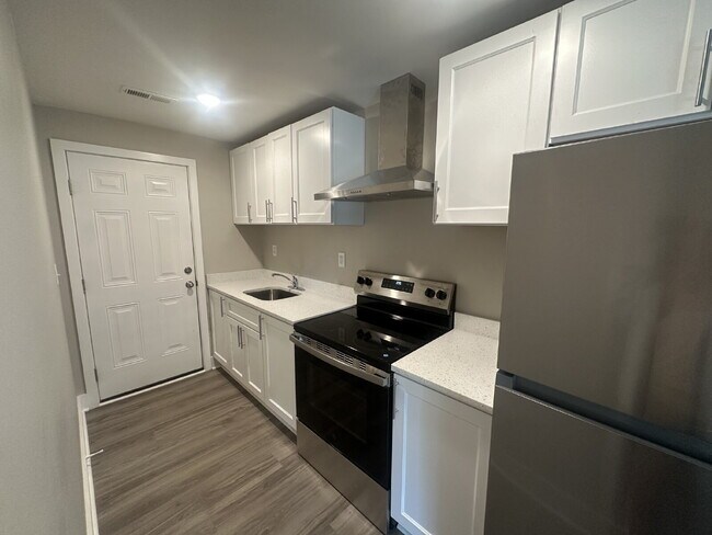 Building Photo - Newly Renovated 2 Bedroom Apartment in West Greenville
