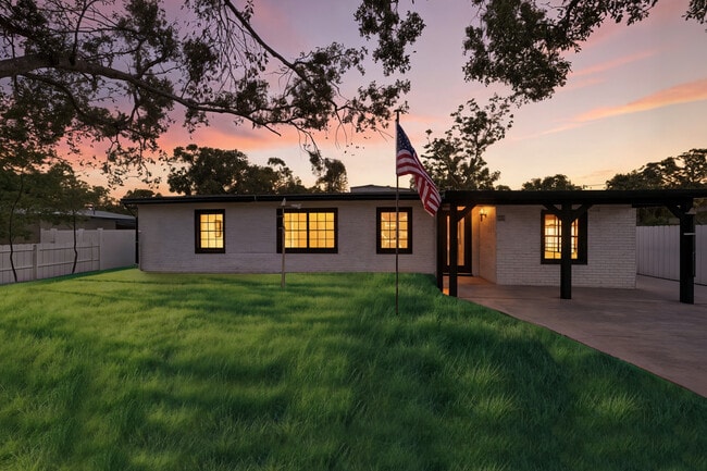 Building Photo - 4613 W Fair Oaks Ave