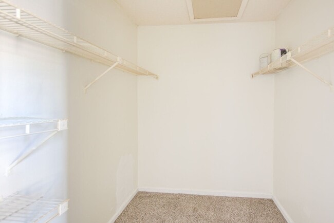 Building Photo - 2 Bedroom, 2 Bath Updated Condo, Newpointe...