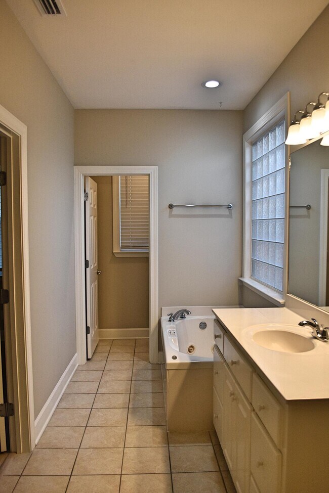 Building Photo - 26 Village Ln