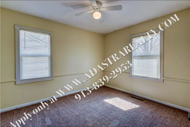 Building Photo - Cute 3 Bed 1 Bath Ranch in Raytown-Availab...