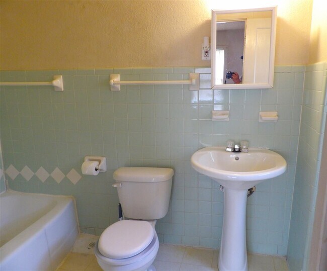 Building Photo - 1716 NW Columbia Ave