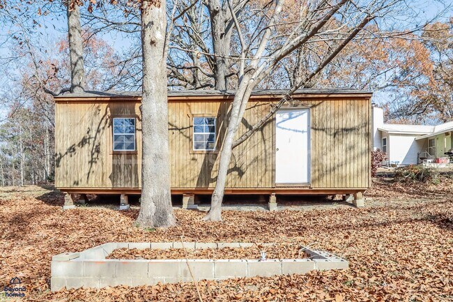Building Photo - This 3 bedroom / 1 full bath and 1,284 sq feet House will Blow Your Mind!