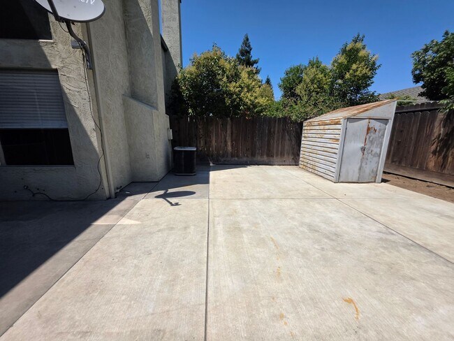 Building Photo - 3 bedroom condo w/2 car garage!