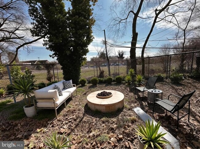 Building Photo - 6142 Larchwood Ave