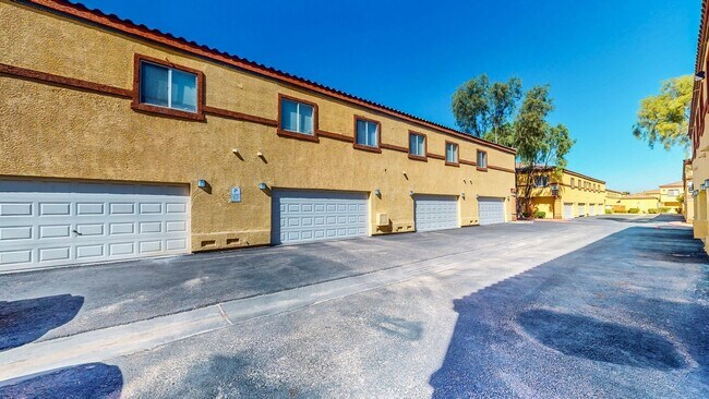 Building Photo - 2 BDR / 2.5 BATH SPACIOUS HOME