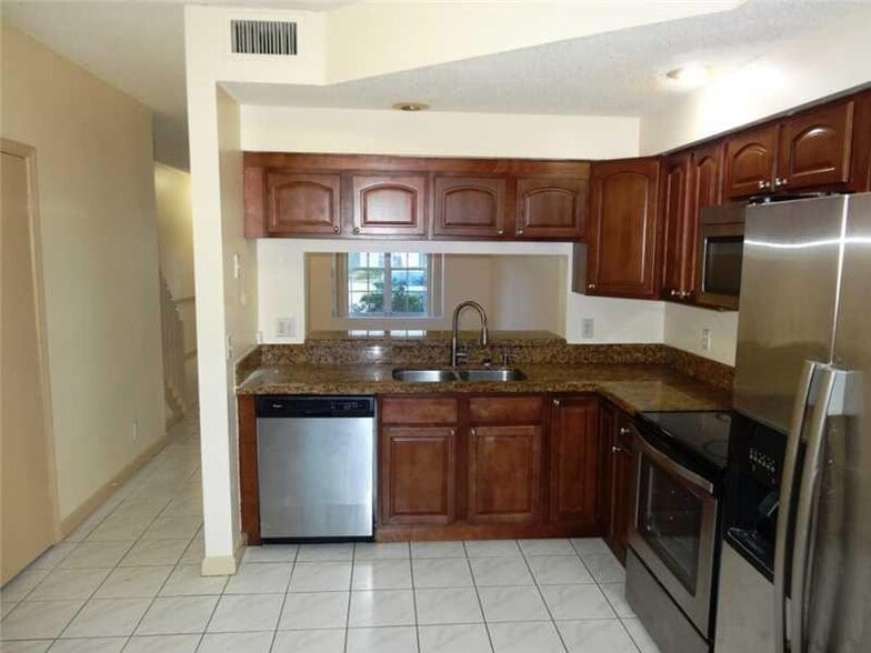 Building Photo - 9934 NW 56th Pl
