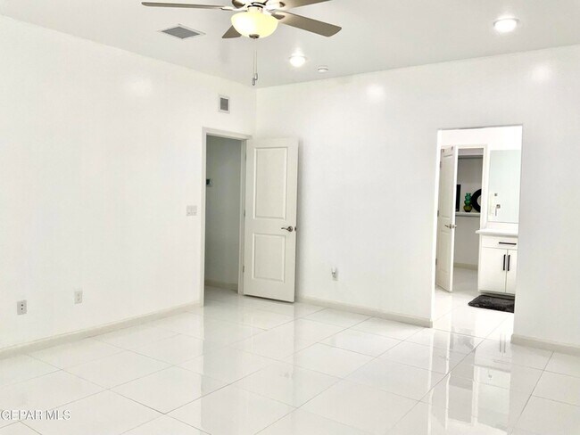 Building Photo - 8919 Eclipse St