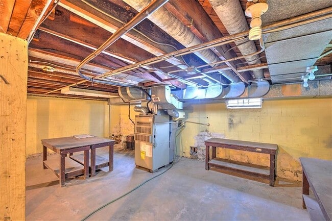 Building Photo - 1567 W Riverview Ave