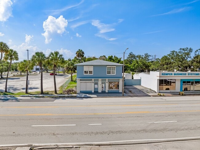 Building Photo - 1008 E Strawbridge Ave