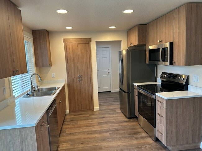 Building Photo - Beautifully updated 3 bedroom 1.5 bath dup...