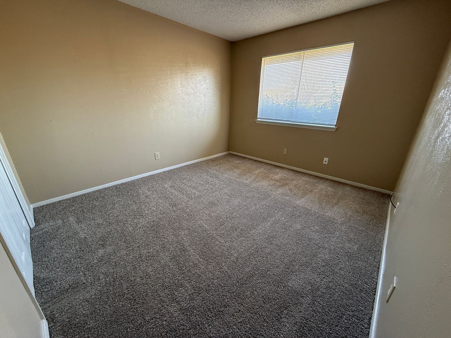 Building Photo - 2211 Cascade Dr