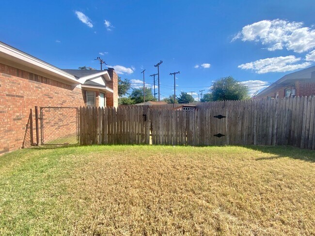 Building Photo - Great 3 bed 2 bath near West Loop 289 and ...
