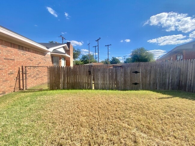 Building Photo - Great 3 bed 2 bath near West Loop 289 and 4th street