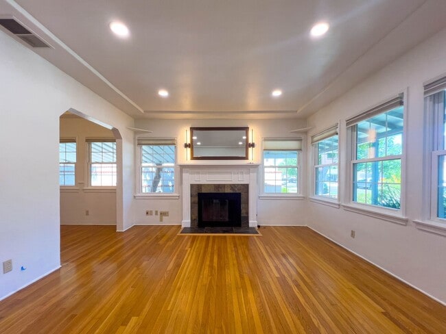 Building Photo - Spacious 3BR Home with Bonus Room in Magno...