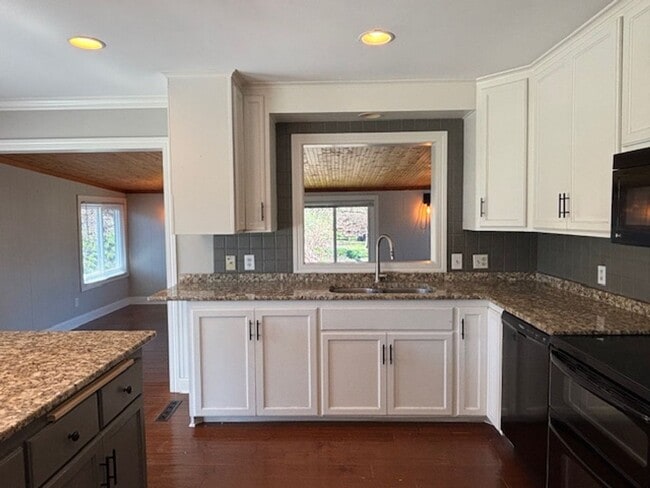 Building Photo - Available NOW! Gorgeous 3BR/2 BA Unit in Hastings!