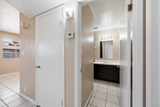 Building Photo - Centrally Located Townhome