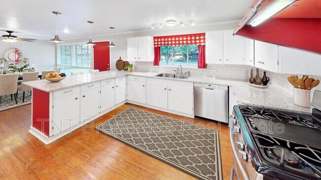 Building Photo - 1102 S Magnolia St