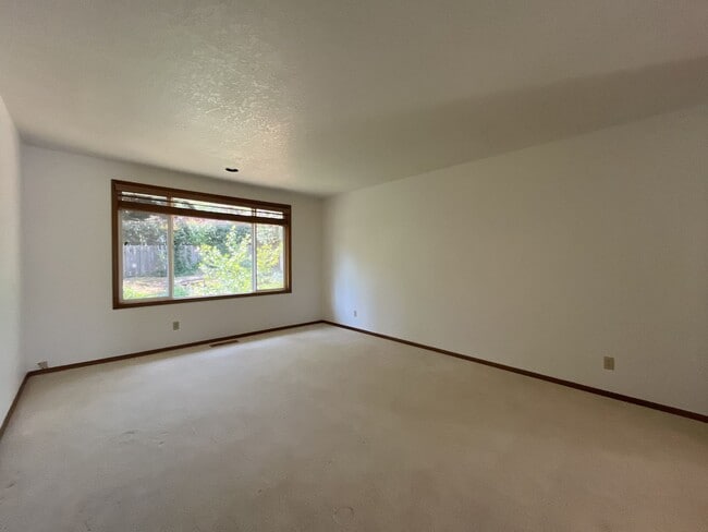 Building Photo - Charming Single-Level Home with Multiple Living Areas and Spacious Backyard Retreat