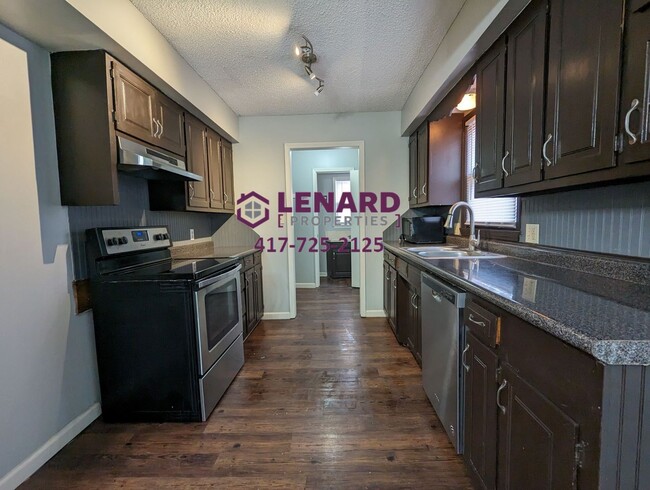 Building Photo - Charming 3-Bedroom Home with Fenced Yard & 2-Car Garage in Springfield
