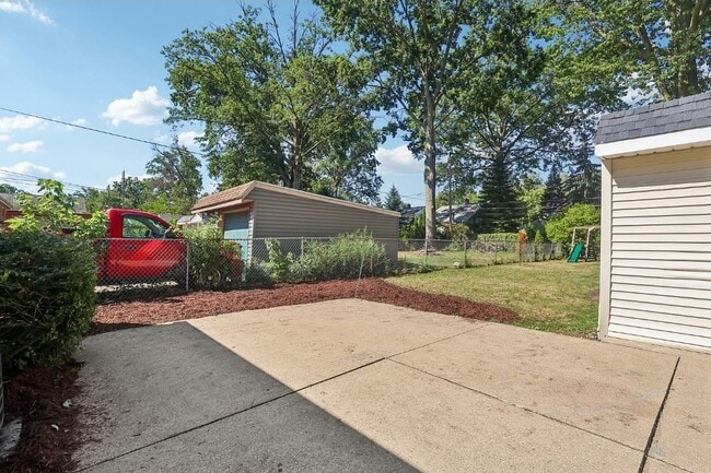Building Photo - 446 Huntmere Dr