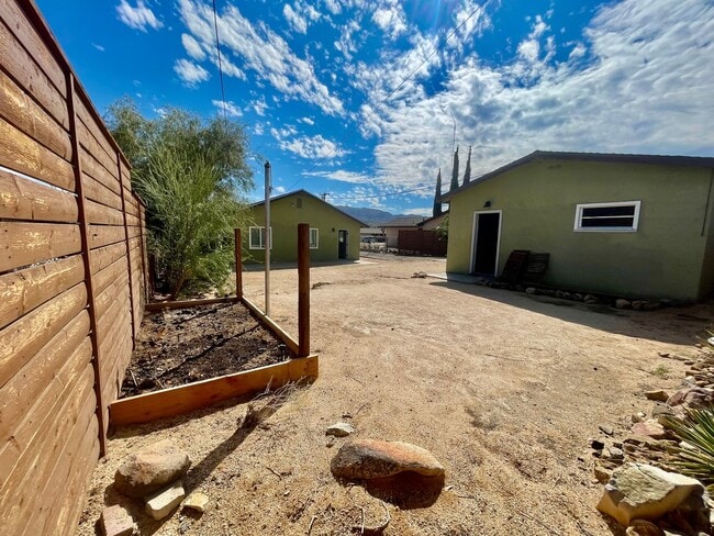 Building Photo - Joshua Tree home with views, views, views....
