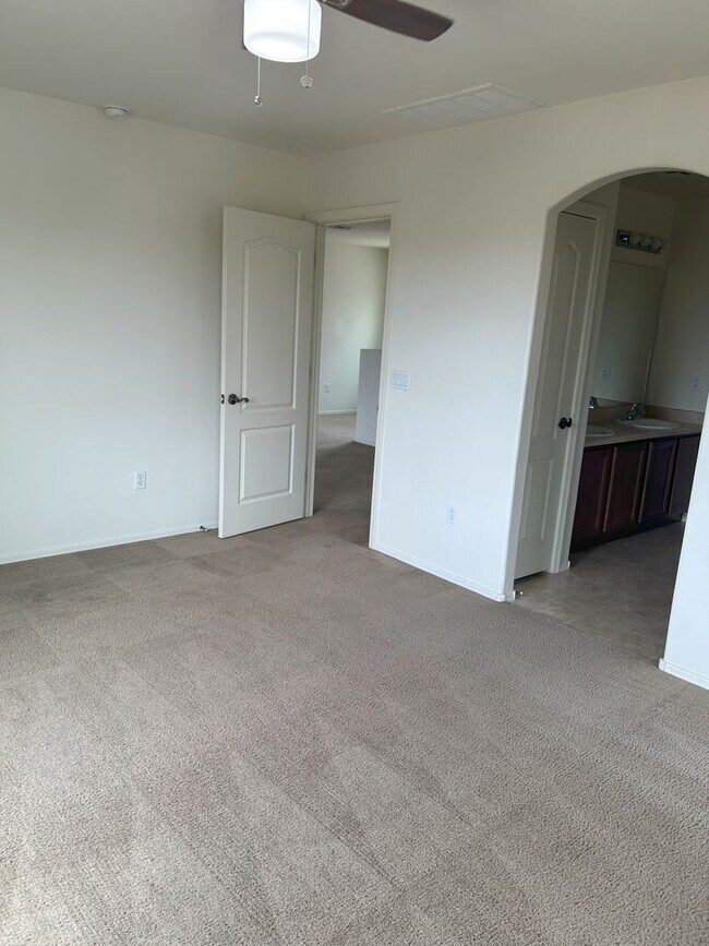 Building Photo - Save with SOLAR Unfurnished  1 loft -  2 c...