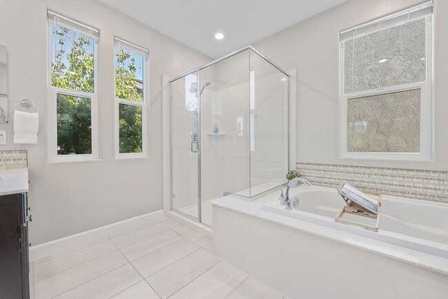 Building Photo - 5Bed/3Ba Home in Quiet Hayward Community w...