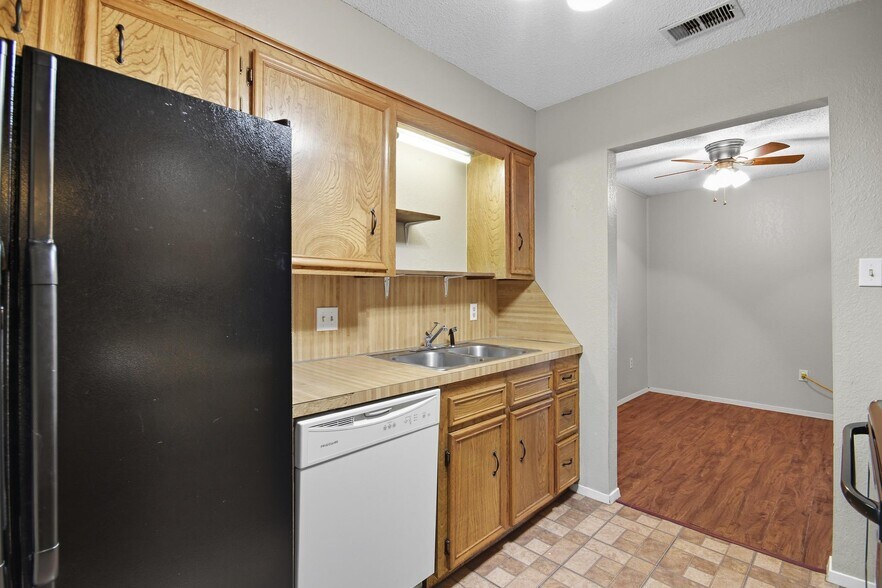 Building Photo - 4934 Greenslope Dr