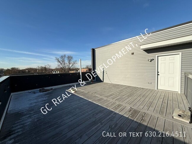 Building Photo - *** 3 BDRM- 2 BTH / W&D IN UNIT / GARAGE P...