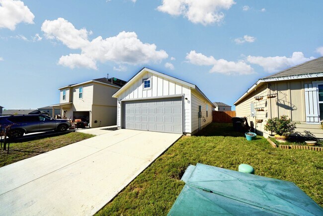 Building Photo - Stylish Move-In Ready Home in Rosillo Ranch, San Antonio, TX - Realtor Commission: $400