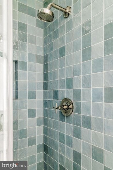 Building Photo - 2460 Ontario Rd NW