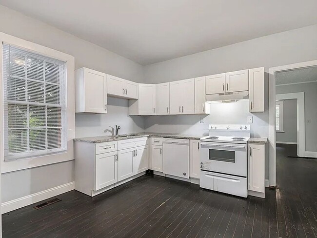 Building Photo - Spacious 3bd/2ba in Capitol View w/ Huge F...