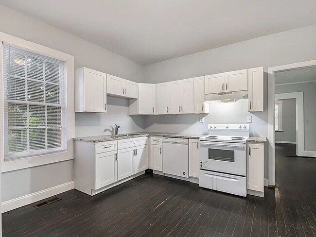 Building Photo - Spacious 3bd/2ba in Capitol View w/ Huge Fenced-In Backyard!