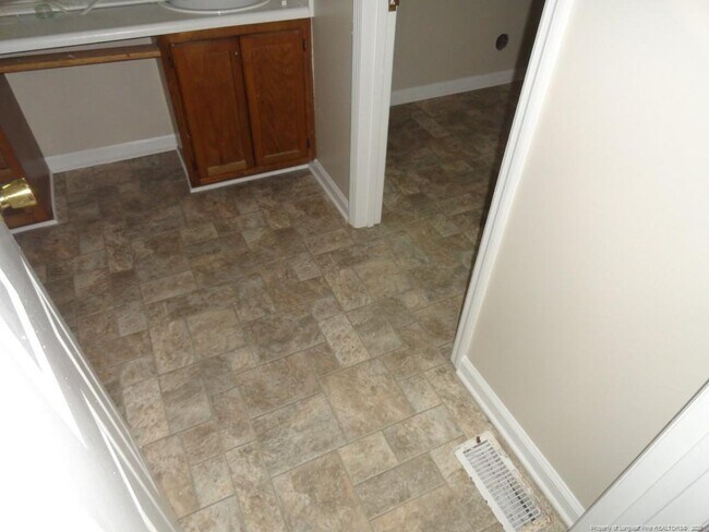 Building Photo - 593 Countrytown Dr